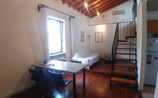 Santo Stefano – Trilocale soppalcato di gran gusto